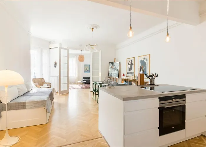 Klauzal apartment w/3 bedrooms, french balcony