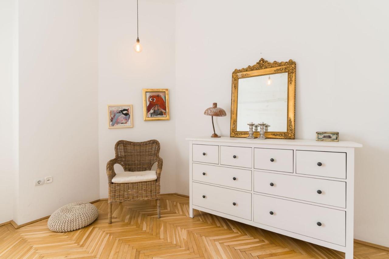 Klauzal W/3 Bedrooms, French Balcony Apartament