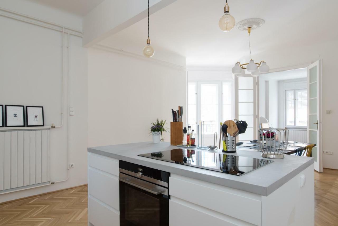 Klauzal W/3 Bedrooms, French Balcony Apartament